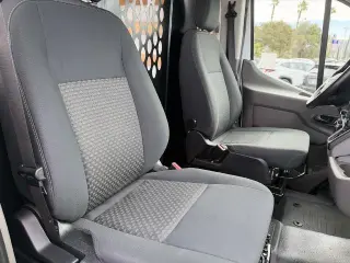 Furgón de carga Ford Transit 2025 250 3 puertas SWB Tech Rojo Bajo
