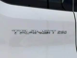 Furgón de carga Ford Transit 2025 250 3 puertas SWB Tech Rojo Bajo
