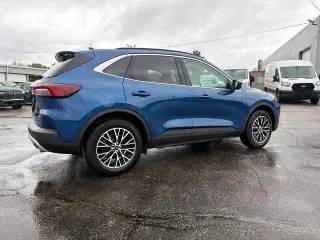 Ford Escape Híbrido Enchufable 2023 Base 4dr SUV