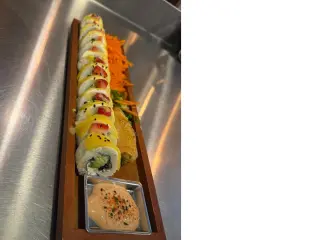 🍣🍤 ¡SABORES DEL MAR Y DULCES TENTACIONES EN RIVERSIDE! 🍩☕