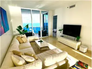 Inmueble de alquiler con 3 dormitorios y 3.5 baños en SUNNY ISLES BEACH