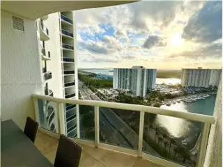 Inmueble de alquiler con 3 dormitorios y 3.5 baños en SUNNY ISLES BEACH