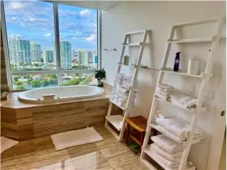 Inmueble de alquiler con 3 dormitorios y 3.5 baños en SUNNY ISLES BEACH