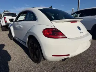 Volkswagen Beetle 2013 Turbo PZEV Fender Edition 2dr Coupe 6A (termina 1/13)