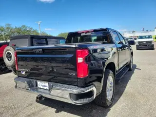 Chevrolet Silverado 1500 2024 4x4 LTZ 4dr Crew Cab con 5.8 ft. de ancho.