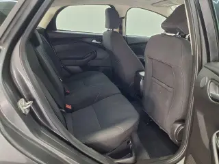 Ford Focus 2017 SEL 4dr Hatchback