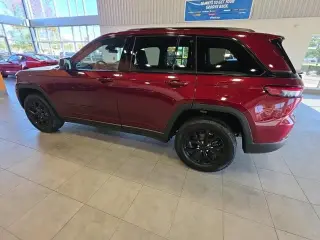 Jeep Grand Cherokee 2025 4x4 Laredo 4dr SUV