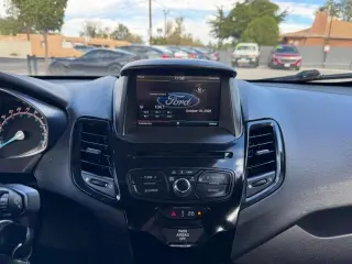 2015 Ford Fiesta 4dr Sdn SE