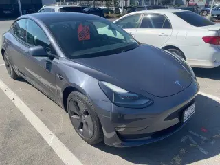 Vehículo Tesla Model 3 2023 sedán de 4 puertas