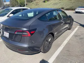 Vehículo Tesla Model 3 2023 sedán de 4 puertas