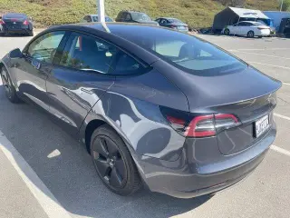 Vehículo Tesla Model 3 2023 sedán de 4 puertas