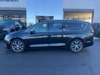 Chrysler Pacifica 2017 Limited 4dr Mini-Van