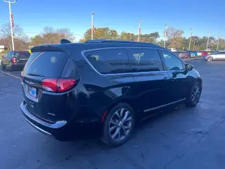Chrysler Pacifica 2017 Limited 4dr Mini-Van