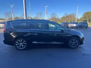 Chrysler Pacifica 2017 Limited 4dr Mini-Van