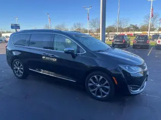 Chrysler Pacifica 2017 Limited 4dr Mini-Van