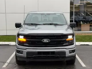 Ford F-150 2024 4x4 XLT 4dr SuperCrew con 5.5 pies de largo de espalda.