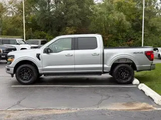 Ford F-150 2024 4x4 XLT 4dr SuperCrew con 5.5 pies de largo de espalda.