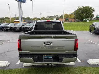 Ford F-150 2024 4x4 XLT 4dr SuperCrew con 5.5 pies de largo de espalda.