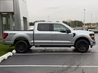 Ford F-150 2024 4x4 XLT 4dr SuperCrew con 5.5 pies de largo de espalda.
