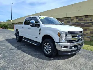 Ford F-350 Super Duty 2019 4x4 Lariat 4 puertas Cabina tripulación 6.8 ft. doble rueda simple Camión de carga