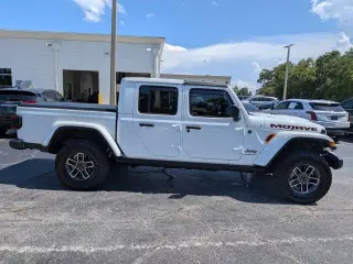 Jeep Gladiator 2025 4x4 Mojave 4 puertas Cabina de Tripulación 5.0 pies SB