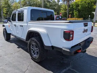 Jeep Gladiator 2025 4x4 Mojave 4 puertas Cabina de Tripulación 5.0 pies SB