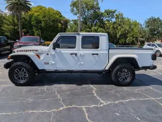 Jeep Gladiator 2025 4x4 Mojave 4 puertas Cabina de Tripulación 5.0 pies SB