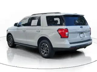 Ford Expedition 2023 4x2 XLT SUV de 4 puertas