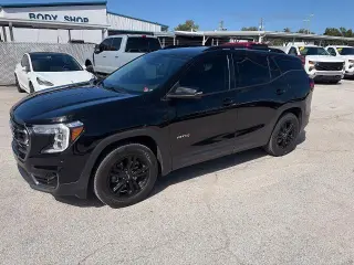 GMC Terrain 2023 con tracción en las cuatro ruedas AWD AT4 de 4 puertas SUV