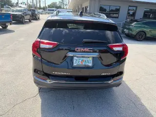 GMC Terrain 2023 con tracción en las cuatro ruedas AWD AT4 de 4 puertas SUV