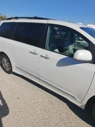 Toyota Sienna 2019 XLE 7-Pasajeros Asiento de Acceso Automático 4dr Mini-Van