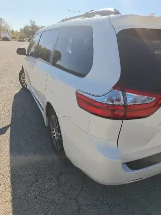 Toyota Sienna 2019 XLE 7-Pasajeros Asiento de Acceso Automático 4dr Mini-Van