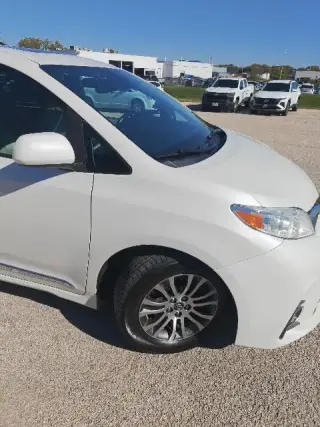 Toyota Sienna 2019 XLE 7-Pasajeros Asiento de Acceso Automático 4dr Mini-Van