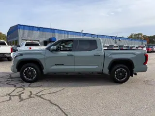 Toyota Tundra 2024 4x4 SR5 4dr CrewMax Cab Pickup SB