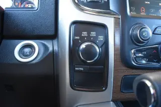2013 RAM 1500 4x4 Cabina de Tripulación de 140.5" Laramie
