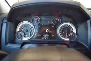 2013 RAM 1500 4x4 Cabina de Tripulación de 140.5" Laramie