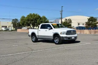 2013 RAM 1500 4x4 Cabina de Tripulación de 140.5" Laramie