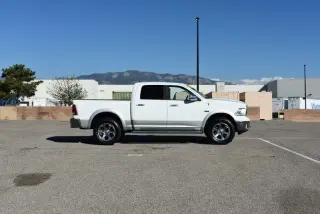 2013 RAM 1500 4x4 Cabina de Tripulación de 140.5" Laramie