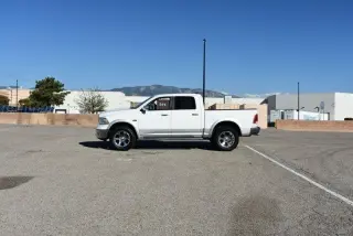 2013 RAM 1500 4x4 Cabina de Tripulación de 140.5" Laramie