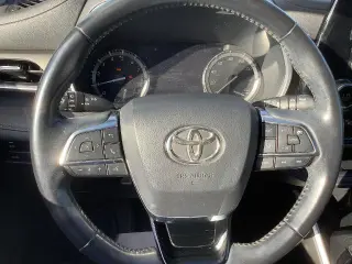 Toyota Highlander 2021 con tracción en las ruedas AWD XLE de cuatro puertas SUV