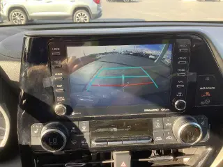 Toyota Highlander 2021 con tracción en las ruedas AWD XLE de cuatro puertas SUV