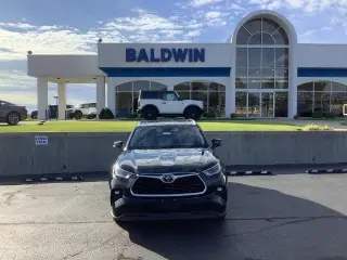 Toyota Highlander 2021 con tracción en las ruedas AWD XLE de cuatro puertas SUV