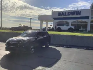 Toyota Highlander 2021 con tracción en las ruedas AWD XLE de cuatro puertas SUV