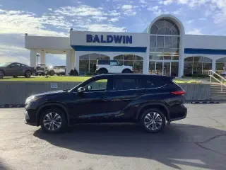 Toyota Highlander 2021 con tracción en las ruedas AWD XLE de cuatro puertas SUV