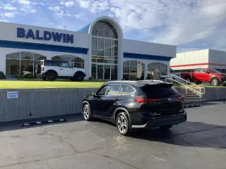 Toyota Highlander 2021 con tracción en las ruedas AWD XLE de cuatro puertas SUV