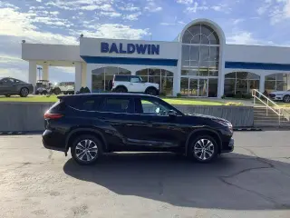 Toyota Highlander 2021 con tracción en las ruedas AWD XLE de cuatro puertas SUV