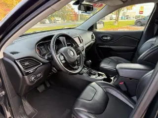 Jeep Cherokee 2019 4x4 Latitude Plus 4dr SUV