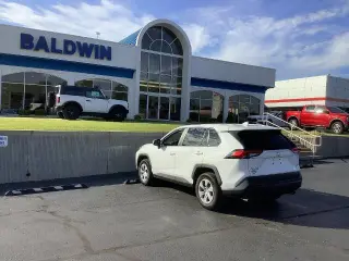 Toyota RAV4 2023 con tracción en las cuatro ruedas LE de 4 puertas SUV