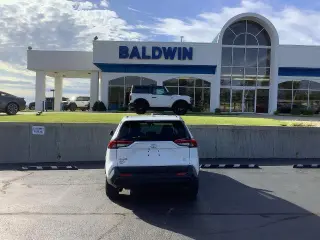 Toyota RAV4 2023 con tracción en las cuatro ruedas LE de 4 puertas SUV