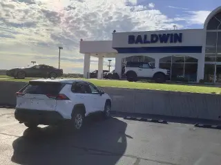 Toyota RAV4 2023 con tracción en las cuatro ruedas LE de 4 puertas SUV
